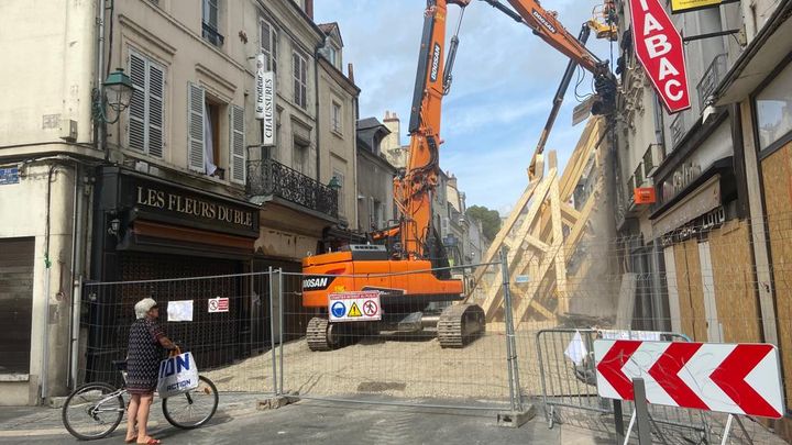 En plein centre-ville de Montargis (Loiret), un nuage de poussière s'élève d'une rue commerçante et les passants doivent se couvrir la bouche et le nez. (LOUISON LEROY / RADIOFRANCE)