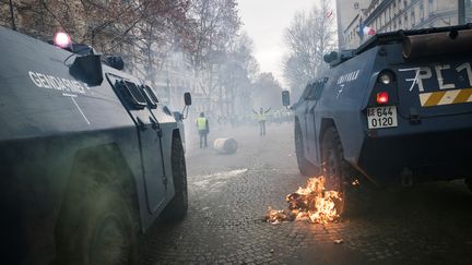 La manifestation des "gilets jaunes" le 8 décembre 2018 près des Champs-Élysées à Paris. (THOMAS SAMSON / AFP)