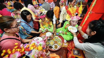 Les enfants n’ont pas le droit de toucher à la nourriture avec leurs mains, ni de se servir ou de toucher la vaisselle.
  (Li Mangmang/Xinhua/Sipa)