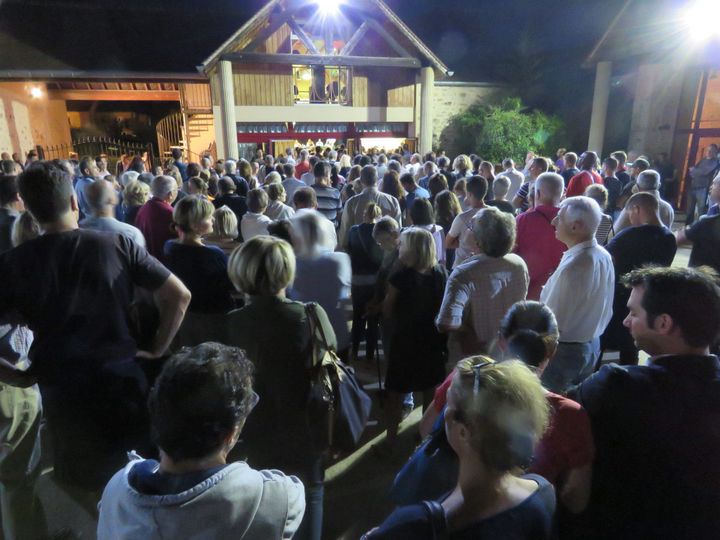 A l'extérieur du centre socioculturel de Forges-les-Bains (Essonne) lors d'une réunion d'informations sur le futur centre d'accueil de migrants, le 7 septembre 2016. (MAXPPP)