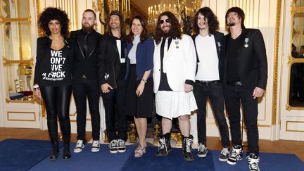 La ministre de la Culture Aur&eacute;lie Filippetti (4e D) et les membres du groupe Shaka Ponk au minist&egrave;re de la Culture &agrave; Paris, le 18 mars 2014. (FRANCOIS GUILLOT / AFP)