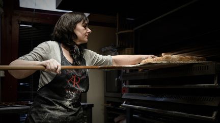 Une boulangère enfourne du pain, à Paris, le 8 janvier 2020.
 (PHILIPPE LOPEZ / AFP)