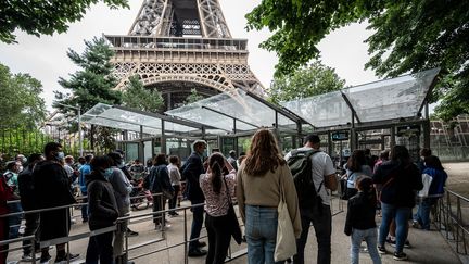 Des touristes font la queue pour visiter la Tour Eiffel, le 16 juillet 2021 (photos d'illustration). (BERTRAND GUAY / AFP)