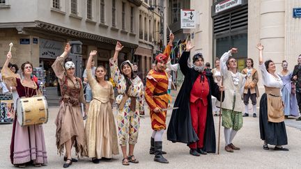 Des comédiens dans les rues du festival d'Avignon.&nbsp; (RAPHAËL PUEYO / MAXPPP)