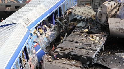 Les carcasses de deux trains entrés en collision jonchent les voies, le 1er mars 2023, à Tempi (Grèce). (INTIME NEWS / ATHENA PICTURES / SHUT / SIPA)