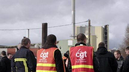 Des militants CGT de la raffinerie Petroplus lors d'une assembl&eacute;e g&eacute;n&eacute;rale des salari&eacute;s, le 2 janvier 2012 &agrave; Petit-Couronne (Seine-Maritime). (KENZO TRIBOUILLARD / AFP)