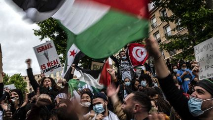 Des manifestants en soutien aux Palestiniens à Marseille, le 15 mai 2021. (CHRISTOPHE SIMON / AFP)