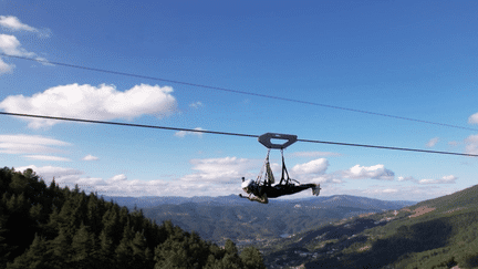 Portugal : entre deux montagnes, une tyrolienne fait voler à 150 m au-dessus du vide