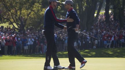 Zach Johnson et Jimmy Walker se félicitent lors de la Ryder Cup. (JIM WATSON / AFP)