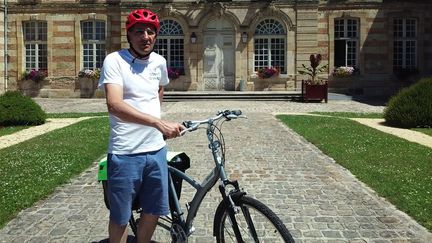 Françis Siedlewski devant la mairie de Sainte Ménéhould dans la Marne. (CECILE SOULE / RADIO FRANCE)