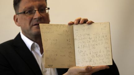 Stefan Litt,&nbsp;archiviste de la Bibliothèque nationale d'Israël, présente un manuscrit de Franz Kafka le 7 août 2019 à Jerusalem. (MENAHEM KAHANA / AFP)