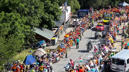 Une vue générale du public, lorsque le Néerlandais&nbsp;Steven Kruijswijk a attaqué, avant l'arrivée à l'Alpe&nbsp;d'Huez, dans la 12e étape&nbsp;du 105e Tour de France 2018,&nbsp;le 19 juillet.&nbsp; (GEORGE DESWIJZEN/PRO SHOTS)