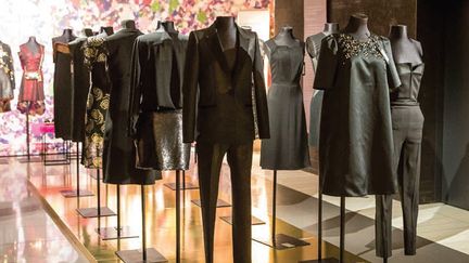 La petite robe noire est une source d’inspiration inépuisable. Scandaleuse dans les années 20 signée Chanel ou élément essentiel pour Christian Dior, elle compose un vestiaire de 18 pièces exclusives aux Galeries Lafayette et au BHV Marais pour le soir, signées en collaboration avec American Retro, Bash, Claudie Pierlot, Chloé, Dice Kayek, Marni, Naf Naf, Pallas (smoking), Phillip Lim, Rochas, Sandro, Sakina M’Sa, T by Alexander Wang, Tara Jarmon, The Kooples (combinaison pantalon), Urban Outfitters, Version Originale ou encore Whistles. Esprit couture ou créateurs, les fashionnistas ont l’embarras du choix de 80 à 1800 euros. Certains modèles sont disponibles sur www.galerieslafayette.com
