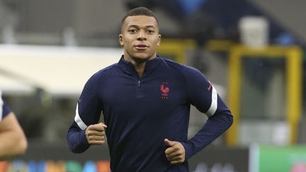 Kylian Mbappé à l'échauffement avant la finale de la Ligue des nations, à Milan, le 9 octobre 2021. (JEAN CATUFFE via AFP)