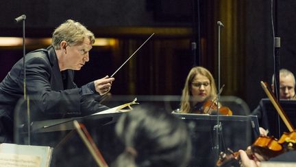 Douglas Boyd dirige l'Orchestre de chambre de Paris.
 (ris)