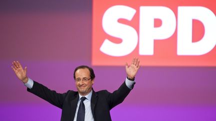 Fran&ccedil;ois Hollande, pendant sa campagne pour la pr&eacute;sidentielle, apr&egrave;s un discours au congr&egrave;s du SPD, le 5 d&eacute;cembre 2011 &agrave; Berlin (Allemagne). (JOHN MACDOUGALL / AFP)