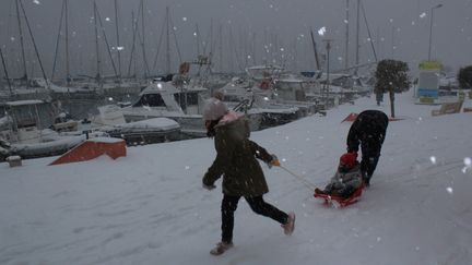 Un enfant sur une luge à&nbsp;Palavas-les-Flots (Hérault), le 28 février 2018.&nbsp; (PHILIPPE BOURGUN / AFP)