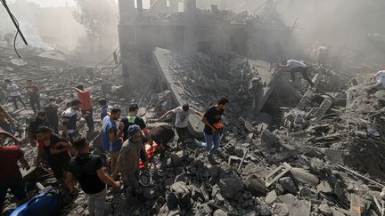 Des bâtiments détruits lors des bombardements israéliens, à Khan Yunis, dans le sud de la bande de Gaza, le 26 octobre 2023. (MAHMUD HAMS / AFP)