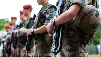 Des militaires de l'opération Sentinelle, à Paris, en juillet 2016. (IAN LANGSDON / POOL)