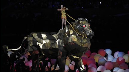 &nbsp; (Katy Perry est apparue sur scène sur un lion metallique © Reuters)