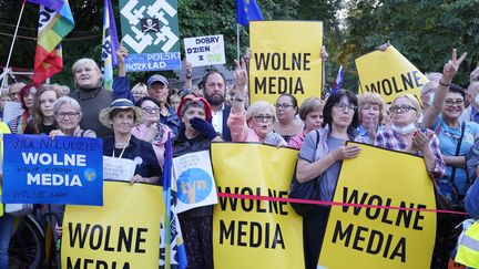 Une manifestation en faveur de la liberté de la presse à Varsovie (Pologne) le 10 août 2021. (CZAREK SOKOLOWSKI / AP)