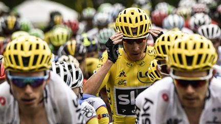 Chris Froome, entouré de ses équipiers, lors de la 9e étape du Tour 2017 entre Nantua et Chambéry, le 9 juillet 2017. (PHILIPPE LOPEZ / AFP)