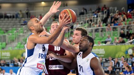 Les joueurs fran&ccedil;ais Tony Parker et Florent Pietrus lors du match contre la&nbsp;Lettonie, le 13 septembre 2013 &agrave; Ljubljana (Slov&eacute;nie) dans le cadre de l'Euro 2013 de basket.&nbsp; (JURE MAKOVEC / AFP)