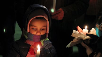 Encore &agrave; Amsterdam, la bougie tenue par un enfant. (GENT SHKULLAKU / AFP)