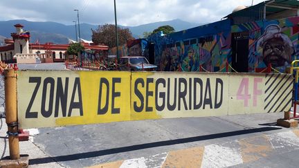 L'entrée du mausolée d'Hugo Chavez dans le quartier 23 de Enero à Caracas, au Venezuela. (BENJAMIN ILLY / FRANCE-INFO)