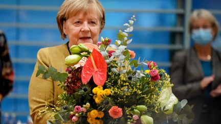 La chancelière Angela Merkel reçoit un bouquet de fleurs à la chancellerie à Berlin (Allemagne), le 24 septembre 2021. (AFP)