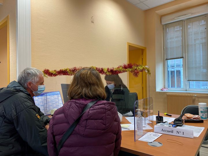 La Préfecture de Périgueux (Dordogne) a mis en place un bureau dédié à l'accompagnement des Britanniques dans leur démarche, le 15 décembre 2020. (BORIS LOUMAGNE / RADIO FRANCE)