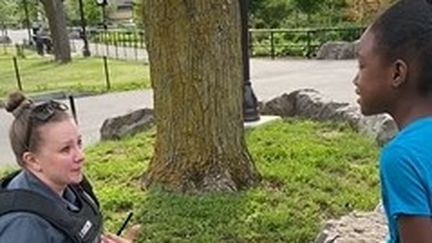 &nbsp;Rencontre entre Janine Kloetzer, policière et Nevaea Brown, 10 ans, dans le parc de Niagara Falls. (CAPTURE D'ECRAN FACEBOOK)