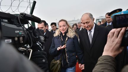 Florence Cassez &agrave; l'a&eacute;roport Roissy Charles-de-Gaulle, jeudi 24 janvier 2013. (BERTRAND LANGLOIS / AFP)