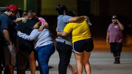 Une famille pleure après la fusillade de masse à l'école Robb Elementary, le 24 mai 2022 à Uvalde (Texas). (BRANDON BELL / GETTY IMAGES NORTH AMERICA via AFP)