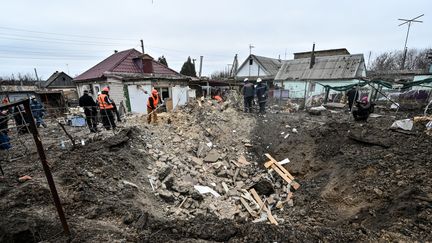 Un cratère après un tir de roquette dans un village de la région de Zaporijjia, le 12 janvier 2023. (DMYTRO SMOLIENKO / NURPHOTO / AFP)