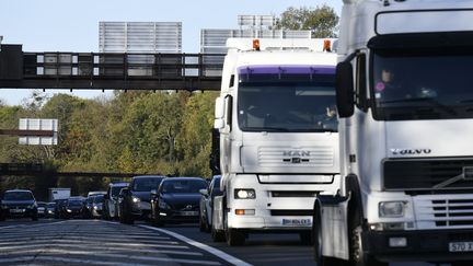 Opération escargot sur le périphérique parisien le 6 novembre 2017. Illustration (PHILIPPE LOPEZ / AFP)