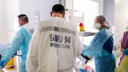 Des médecins du Samu transportent un malade du Covid-19 à l'hôpital Saint-Camille de Bry-sur-Marne, dans le Val-de-Marne, le 21 avril 2021. (ALINE MORCILLO / HANS LUCAS / AFP)