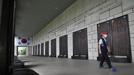 Un homme passe devant le mémorial aux morts sud-coréens et de la coalition de l'ONU pendant la guerre de Corée. (JUNG YEON-JE / AFP)