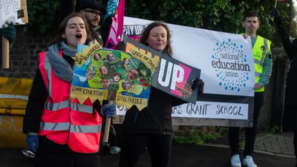 Des enseignants en grève pour demander une augmentation des salaires manifestent devant une école primaire de Londres (Royaume-Uni), mercredi 1er février 2023. (GUY SMALLMAN / GETTY IMAGES EUROPE)