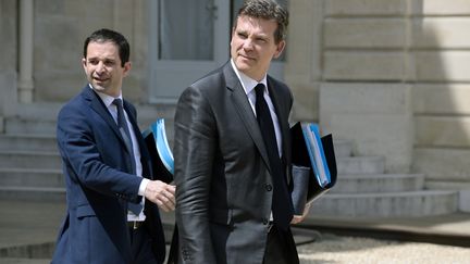 Les ministres de l'Economie, Arnaud Montebourg (D), et de l'Education, Beno&icirc;t Hamon, quittent l'Elys&eacute;e apr&egrave;s le conseil des ministres, le 11 juin 2014. (BERTRAND GUAY / AFP)