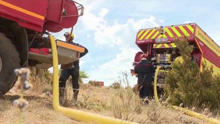 Jeudi 28 juillet, l’incendie qui sévit depuis deux jours dans les Gorges du&nbsp;Verdon&nbsp;est toujours en cours.&nbsp;Un camping du village avoisinant de Castellane a même dû être évacué. (FRANCE 2)