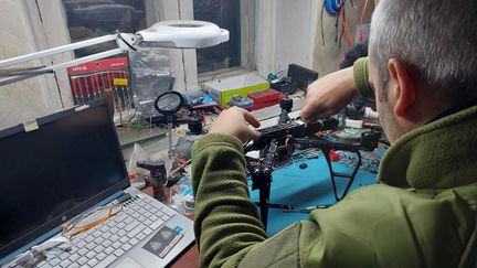 Dans leur atelier, les mécaniciens du bataillon préparent et améliorent les drones qu'ils reçoivent. (CAMILLE MAGNARD / FRANCEINFO / RADIO FRANCE)