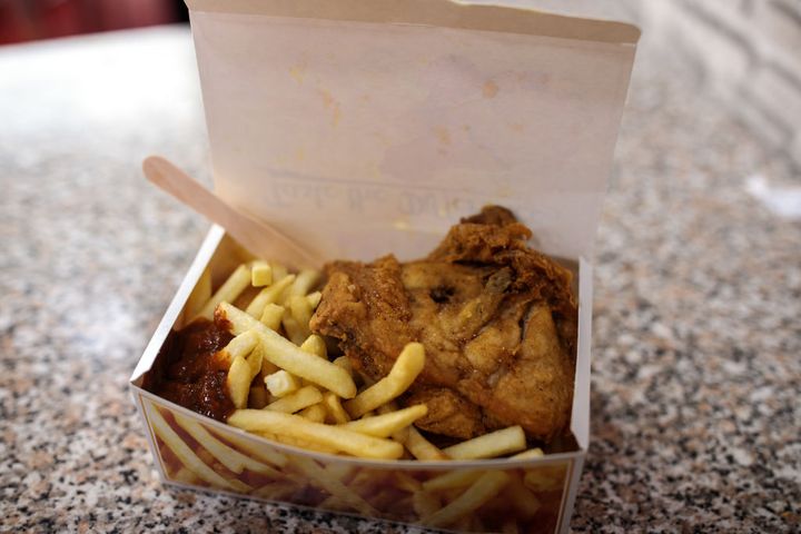 Poulet frit et frites. Une des recettes de l'obésité, qui touche 39% de la population adulte aux Etats-Unis..&nbsp; (GETTY IMAGES)