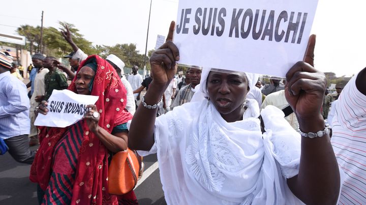 Des manifestants protestent contre les caricatures de Charlie Hebdo montrant le proph&egrave;te Mahomet, &agrave; Dakar (S&eacute;n&eacute;gal), le 16 janvier 2015. (SEYLLOU / AFP)