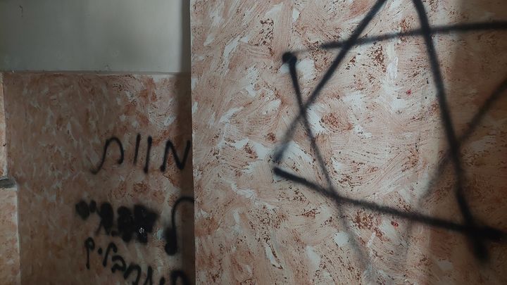 Dans cette maison du camp de Tulkarem, il y a des traces de balles un peu partout et une étoile de David avec l'inscription en hébreu, "A mort les terroristes". (FAUSTINE CALMEL / RADIOFRANCE)