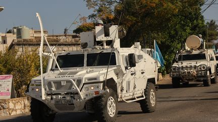 Des forces de la Finul patrouillent dans les rues de Maryayoun, au sud du Liban, le 12 octobre 2024. (RAMIZ DALLAH / ANADOLU / AFP)