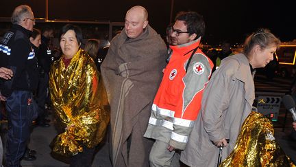 Un premier groupe de passagers fran&agrave;ais sont arriv&eacute;s le 14 janvier au soir &agrave; Marseille, apr&egrave;s le naufrage du paquebot "Costa Concordia", au large de l'Italie.&nbsp; (GERARD JULIEN / AFP)