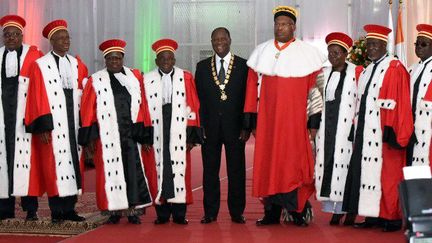 Le président Alassane Ouattara entouré des membres du Conseil constitutionnel après sa prestation de serment, le 3 novembre 2015 à Abidjan. (Photo AFP/Sia Kambou)