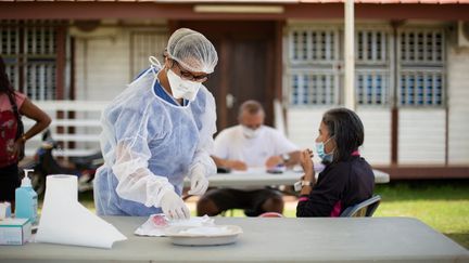 Une soignante dans un dispensaire&nbsp;où est&nbsp;dépisté&nbsp;le Covid-19 à Maripasoula (Guyane), le 18 août 2020. (THIBAUD VAERMAN / HANS LUCAS / AFP)