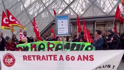 Lundi 27 mars, l'entrée du musée du Louvre à Paris a été bloquée par une partie du personnel en grève contre la réforme des retraites. Dans les raffineries et les transports, la mobilisation continue à l'échelle nationale. (FRANCEINFO)